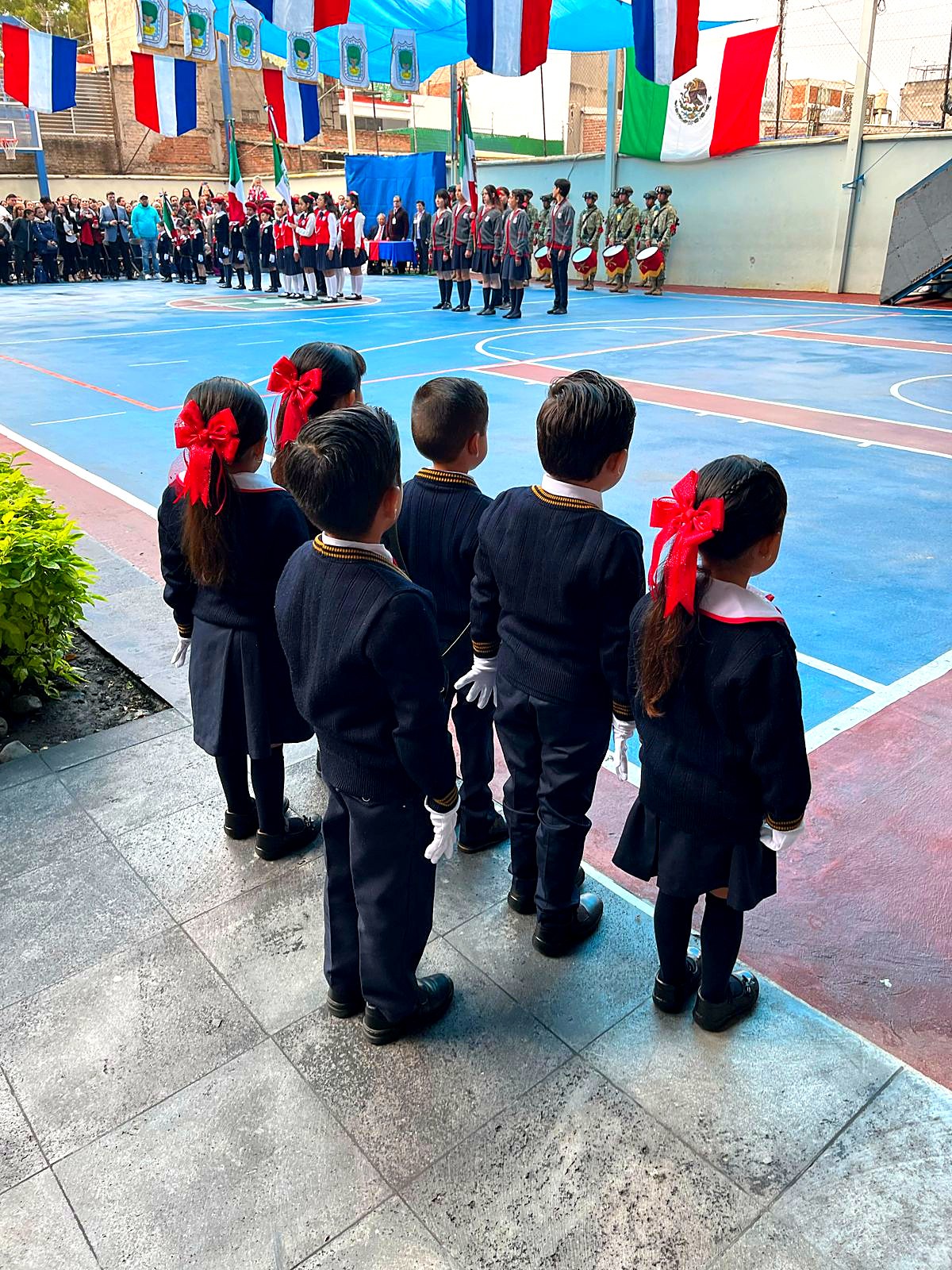 Ceremonia cívica de alumnos del Instituto Guillermo Marconi