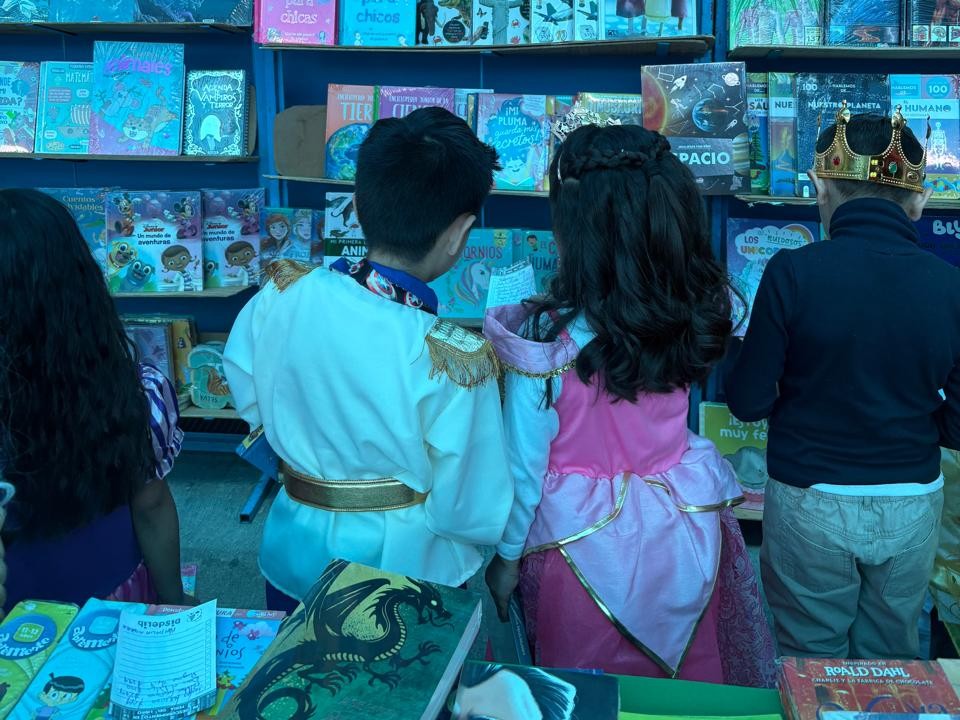 Feria del libro con alumnos disfrazados