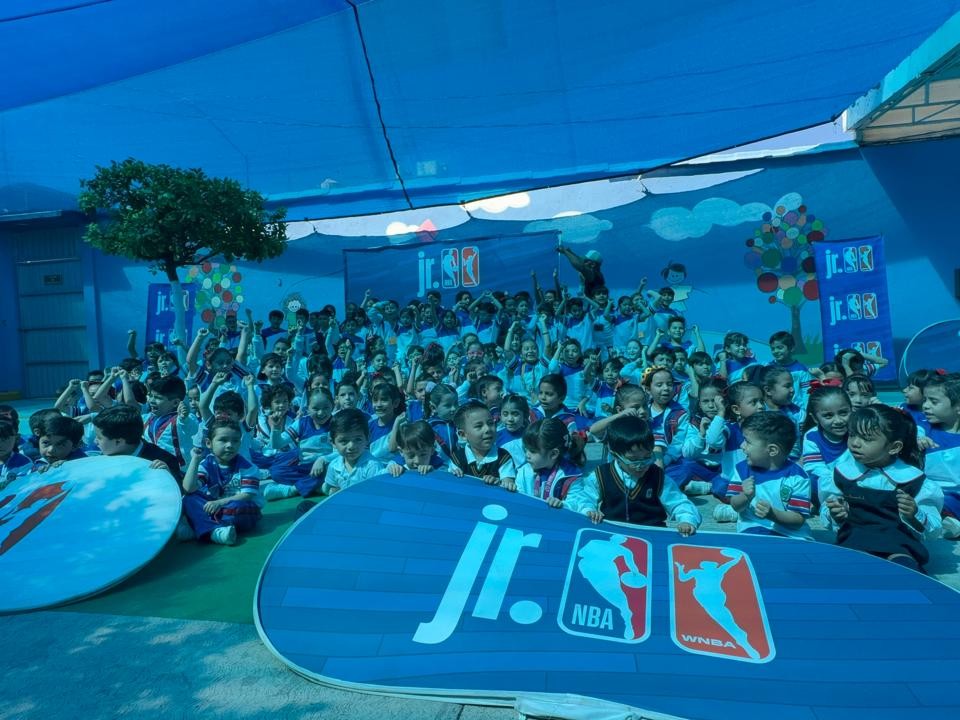 Alumnos en la clínica deportiva Jr. NBA y WNBA del Instituto Guillermo Marconi