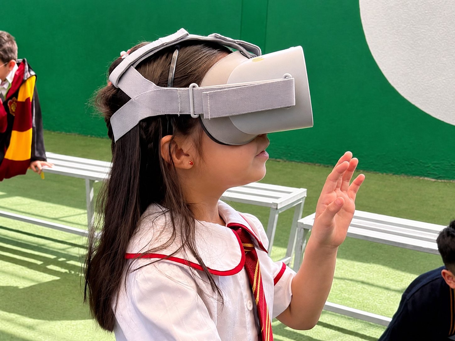 Alumna usando lentes de realidad virtual